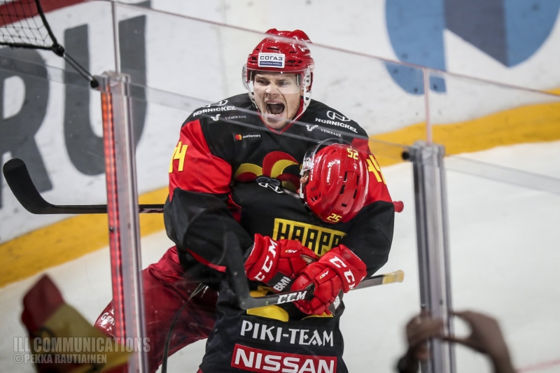 Photo hockey KHL : Retournée accrobatique - KHL - Kontinental Hockey League