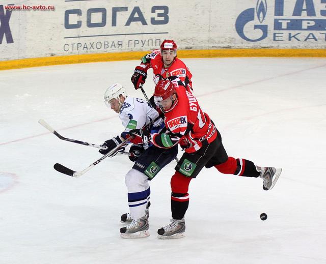 Photo hockey KHL : Un bon coup d Photo hockey KHL : Un bon coup d