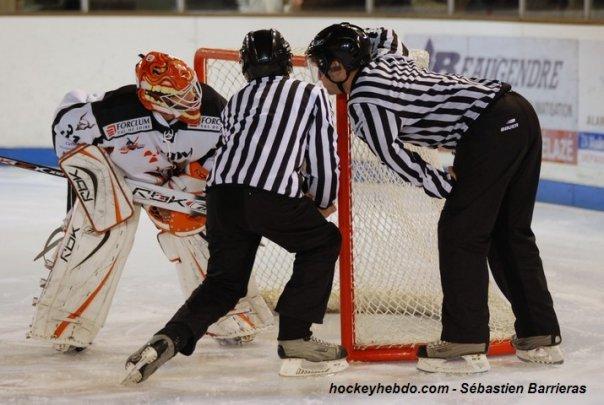Photo hockey Les arbitres français à l Photo hockey Les arbitres français à l