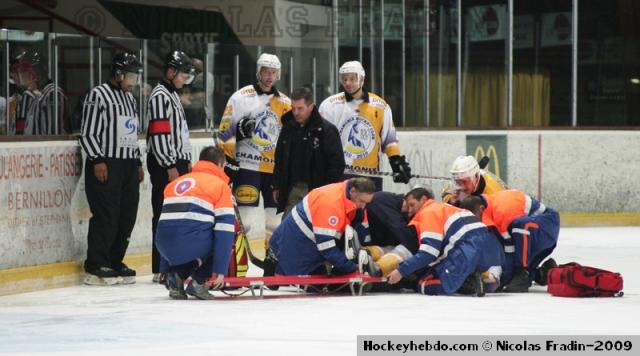 Photo hockey LM Chamonix : T. Geffroy blessé - Ligue Magnus : Chamonix (Les Pionniers) Photo hockey LM Chamonix : T. Geffroy blessé - Ligue Magnus : Chamonix (Les Pionniers)