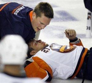 Photo hockey NHL : Okposo agressé par Phaneuf - NHL : National Hockey League - AHL