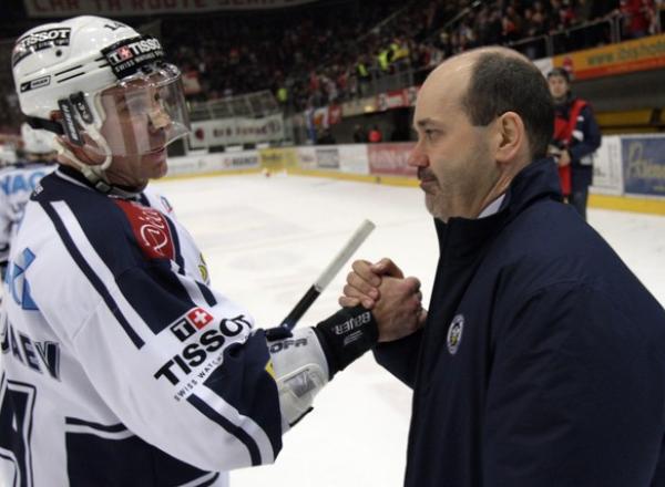 Photo hockey NLB: Dany Gélinas bien assisté ! - Suisse - Divers Photo hockey NLB: Dany Gélinas bien assisté ! - Suisse - Divers