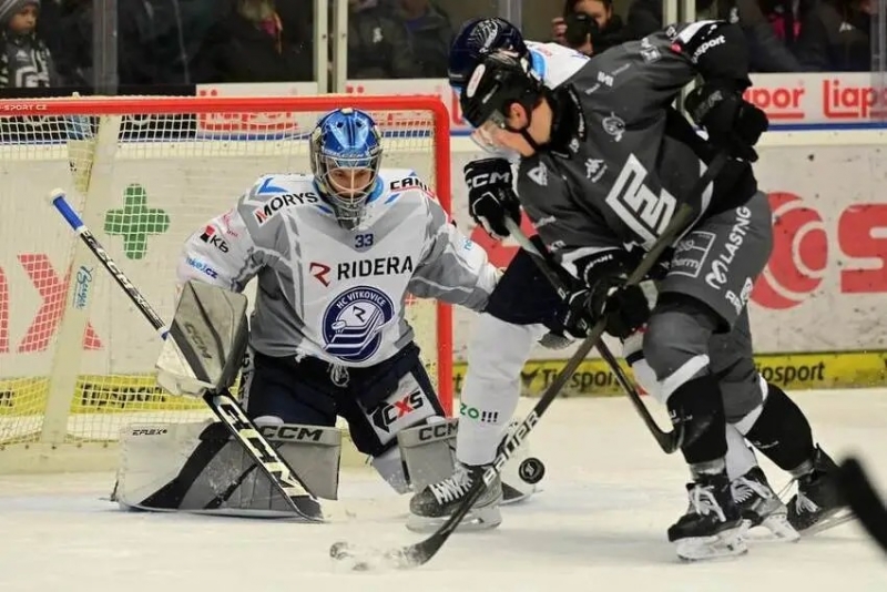 Photo hockey TELH : Cartons en ouverture - TELH - Tipsport Extraliga Ledního Hokeje