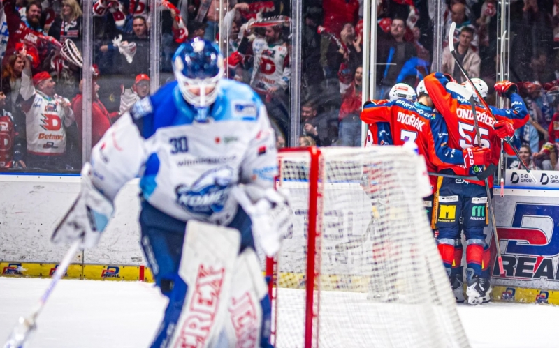 Photo hockey TELH : Le leader frappe d