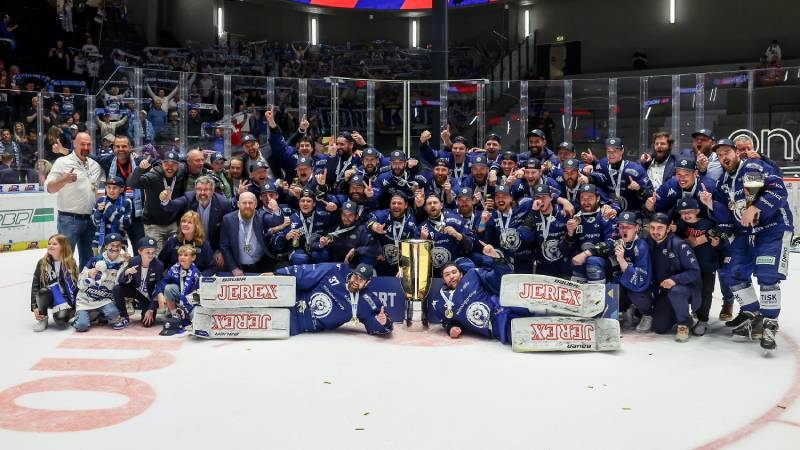 Photo hockey TELH : Une traînée de feu dans le ciel - TELH - Tipsport Extraliga Ledního Hokeje