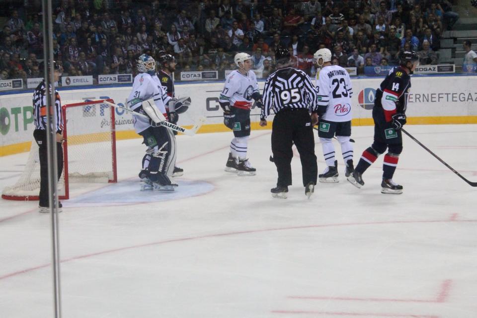 Photo hockey reportage KHL : Entrée slovaque réussie