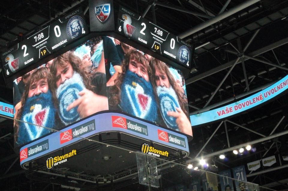 Photo hockey reportage KHL : Entrée slovaque réussie