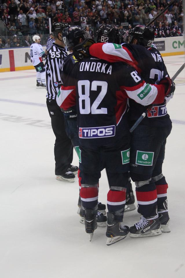 Photo hockey reportage KHL : Entrée slovaque réussie