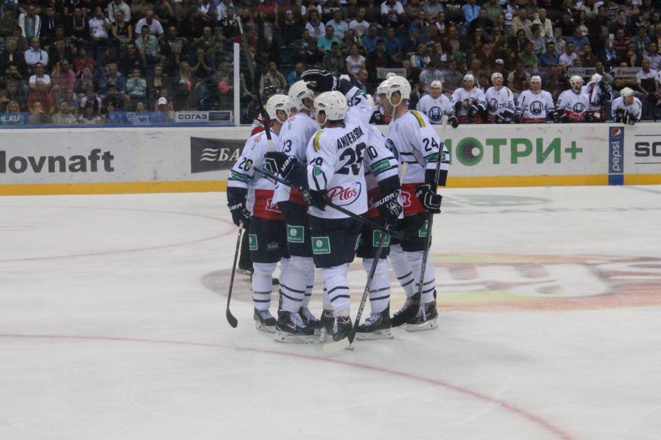 Photo hockey reportage KHL : Entrée slovaque réussie