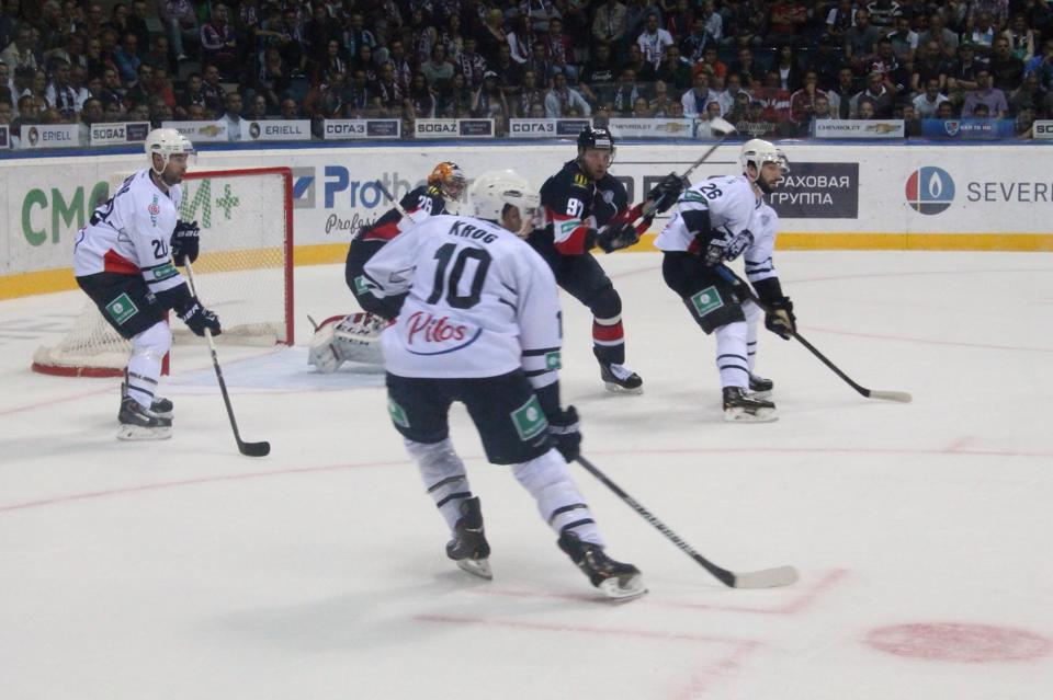 Photo hockey reportage KHL : Entrée slovaque réussie