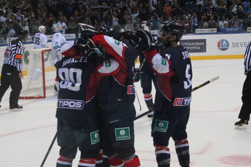 Photo hockey reportage KHL : Entrée slovaque réussie