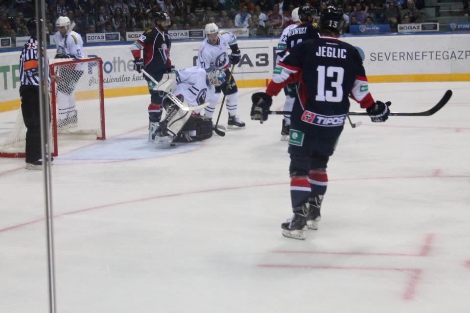 Photo hockey reportage KHL : Entrée slovaque réussie