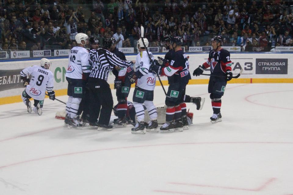 Photo hockey reportage KHL : Entrée slovaque réussie