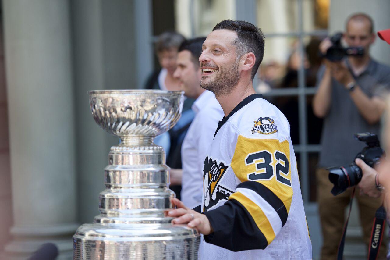 Photo hockey reportage Mark Streit a présenté la Coupe Stanley aux Suisses