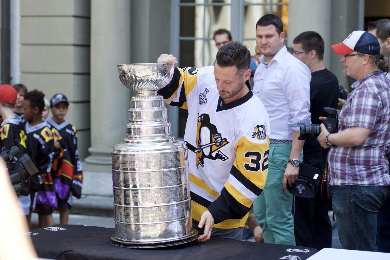 Photo hockey reportage Mark Streit a présenté la Coupe Stanley aux Suisses
