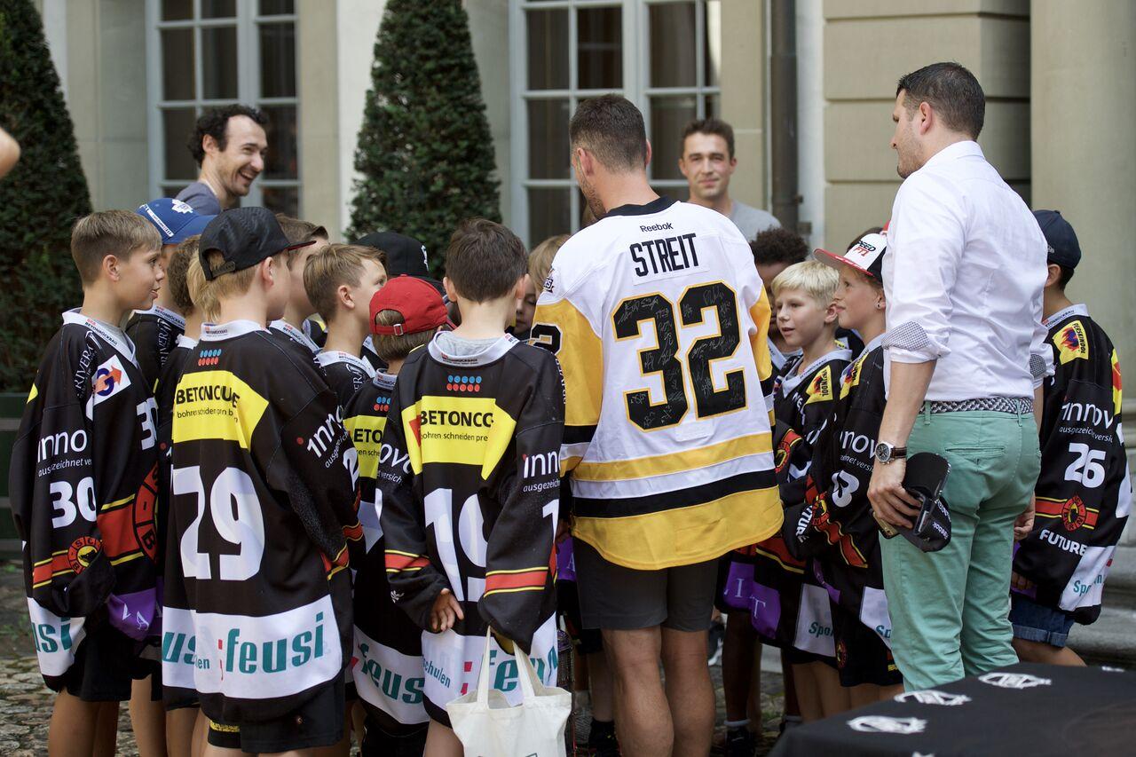Photo hockey reportage Mark Streit a présenté la Coupe Stanley aux Suisses