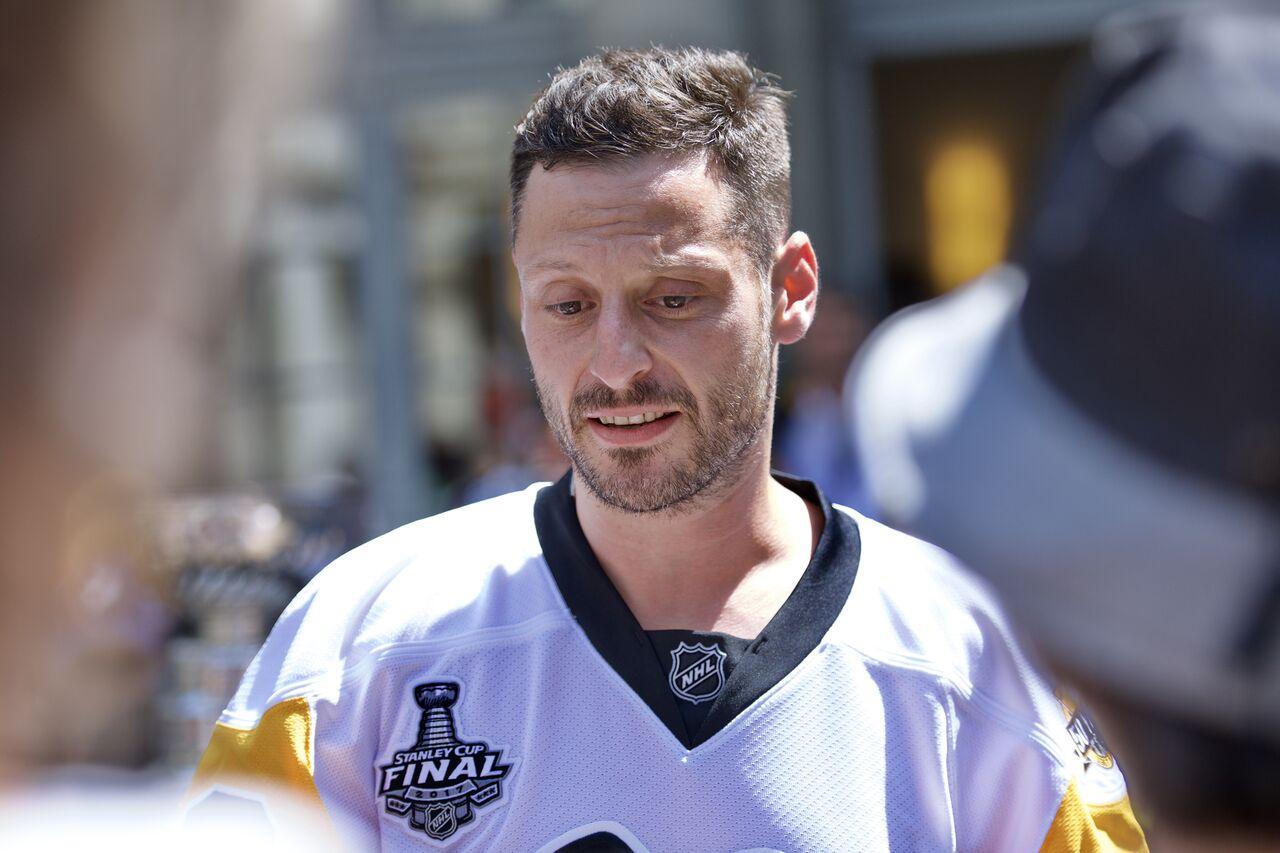Photo hockey reportage Mark Streit a présenté la Coupe Stanley aux Suisses