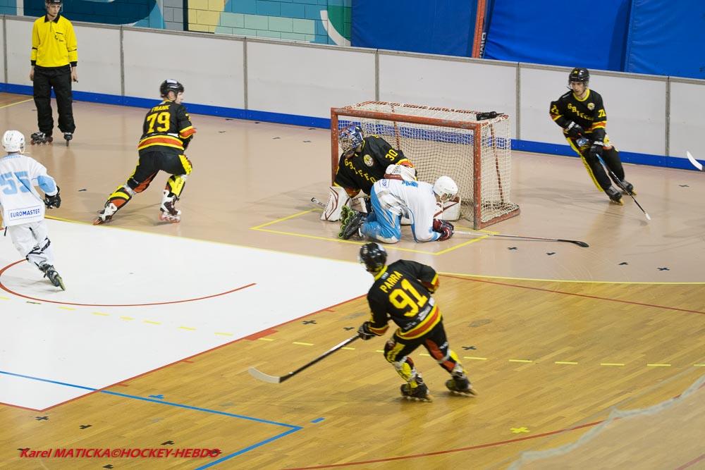 Photo hockey reportage Première victoire des Griffons