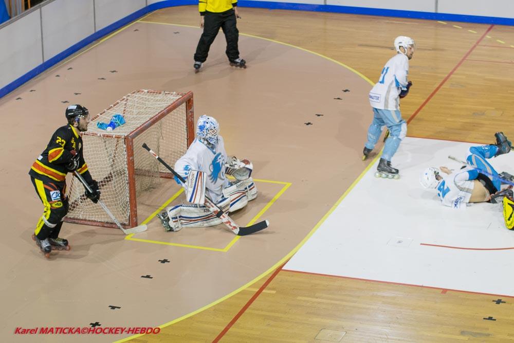 Photo hockey reportage Première victoire des Griffons