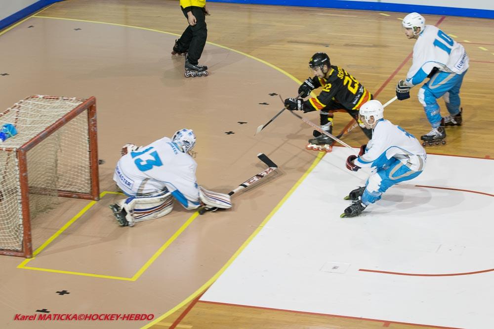 Photo hockey reportage Première victoire des Griffons